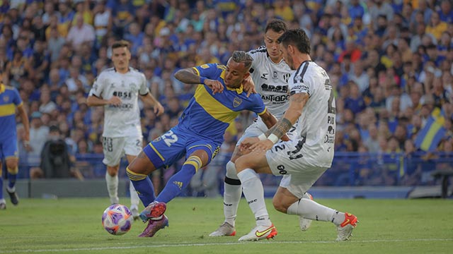 Boca no pudo con Central Córdoba e igualó sin goles en la Bombonera.
