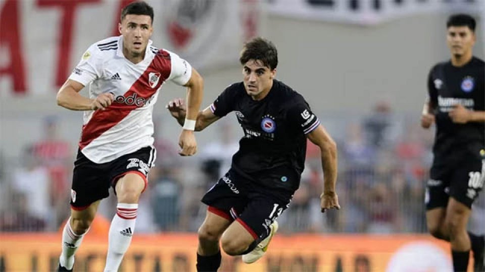 River lo dio vuelta y venció 2-1 a Argentinos en su regreso al Monumental.