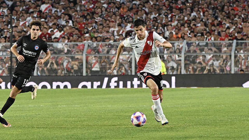 River lo dio vuelta y venció 2-1 a Argentinos en su regreso al Monumental.