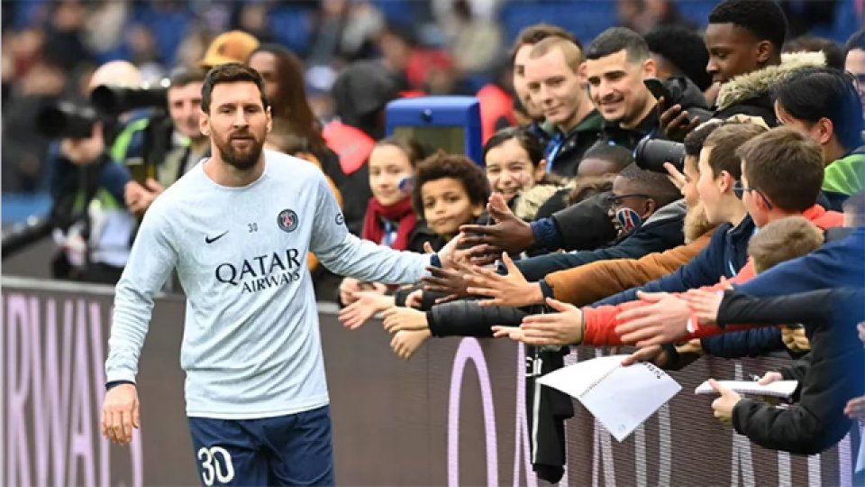 Messi llegó a Barcelona y el Camp Nou volvió a pedir por su regreso al club.