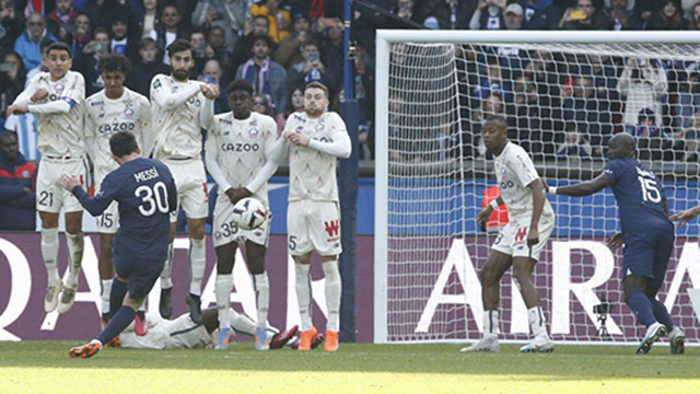 Messi clavó un golazo de tiro libre para el triunfo del PSG ante Lille.