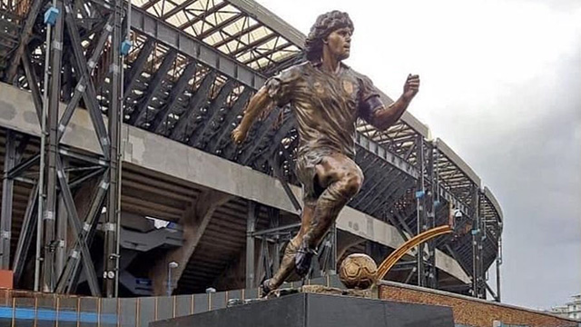 Retiran estatua de Maradona del estadio del Nápoli.