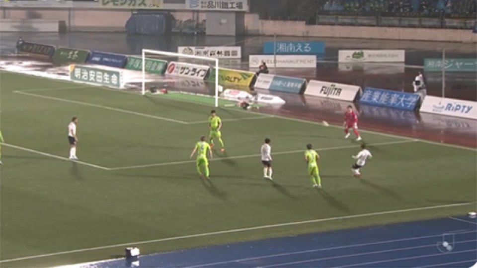 El increíble gol en contra que hicieron en el fútbol japonés.