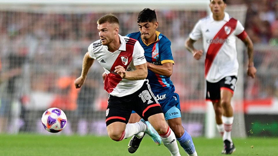 Arsenal sorprendió a River y le ganó por 2 a 1 en el Monumental