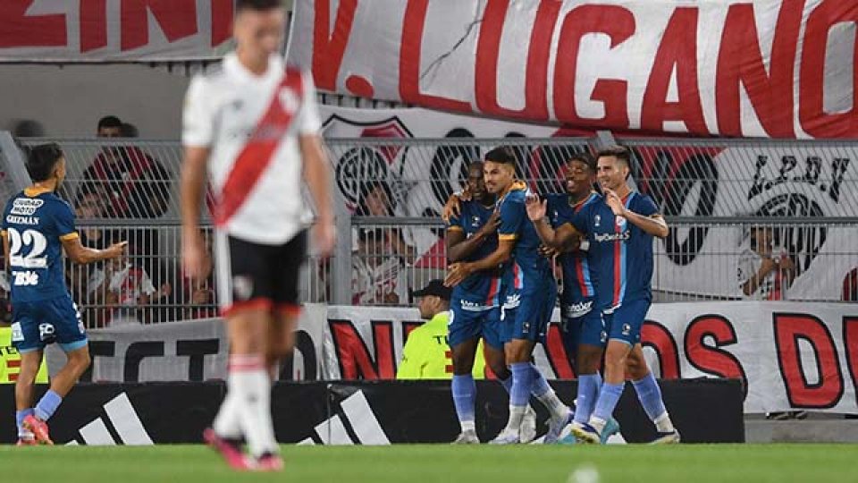 Arsenal sorprendió a River y le ganó por 2 a 1 en el Monumental