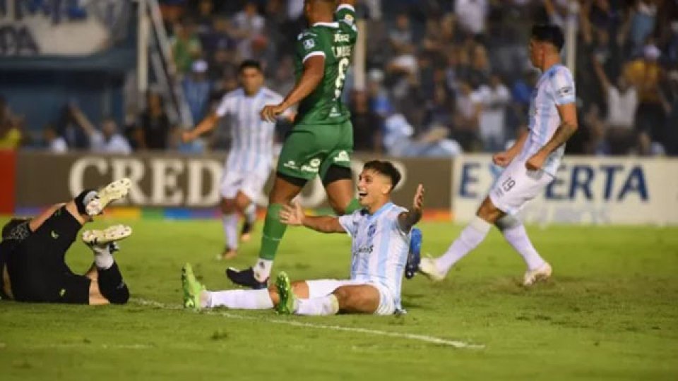 Coronel hizo el gol de la victoria tras una gran jugada.