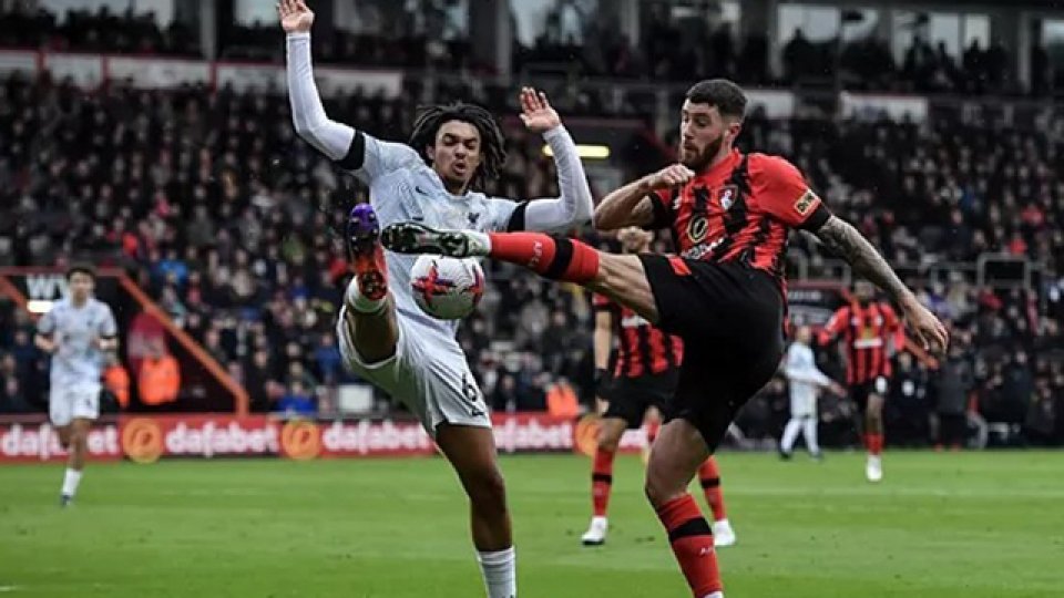 Senesi fue titular en la gran victoria ante Liverpool.