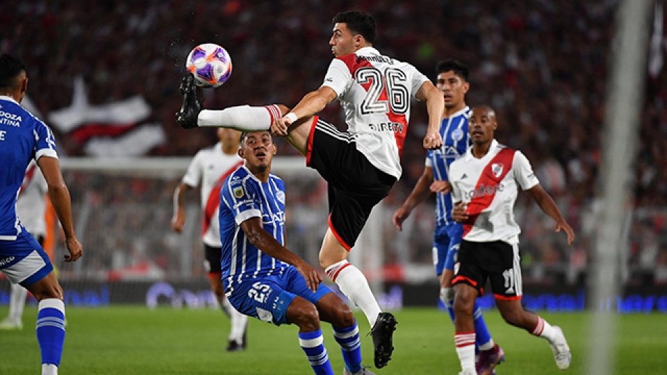 River goleó a Godoy Cruz 3-0 en el Monumental y quedó como escolta del líder.
