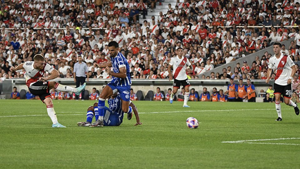 River goleó a Godoy Cruz 3-0 en el Monumental y quedó como escolta del líder.