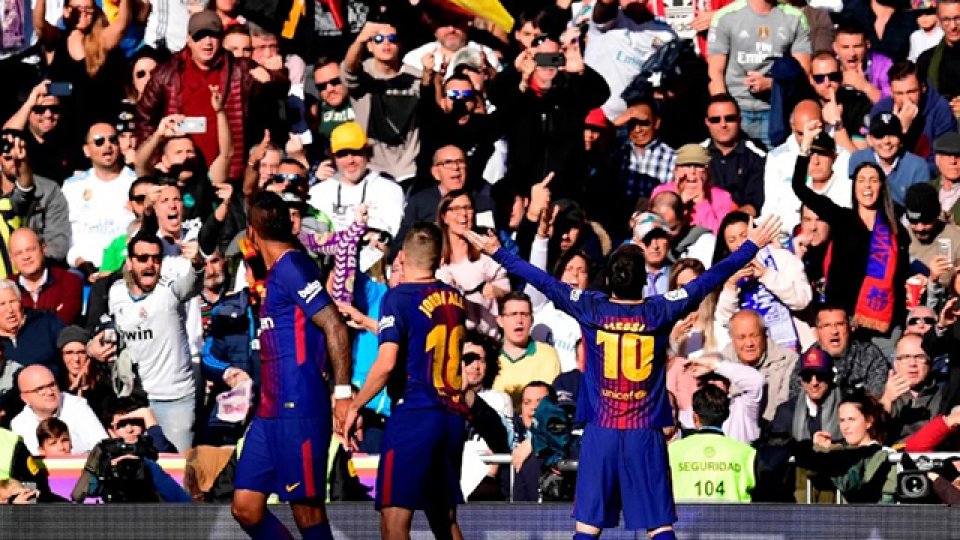 Los hinchas del Barça pidieron por Messi en el clásico español.