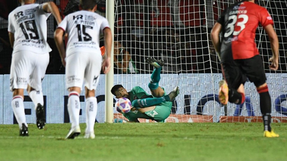 Hoyos atajó el penal a Benítez y Colón-Newell's terminó 1-1.