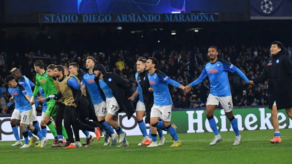 Napoli goleó a Frankfurt y pasó a cuartos de Champions.