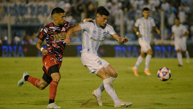 Estigarribia marcó el tanto de Atlético Tucumán en el 1-1 con Barracas.