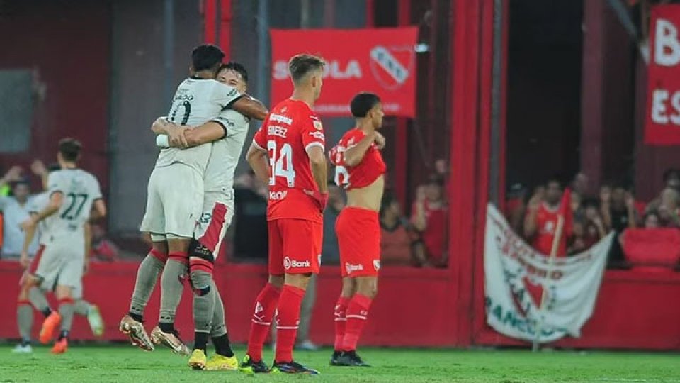 Colón se lo empató a Independiente en un partido insólito.