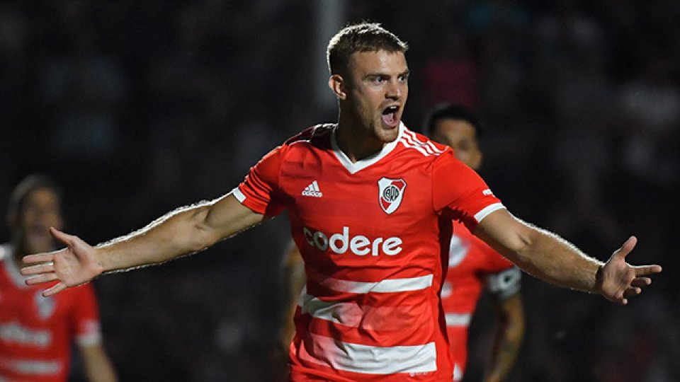 River venció a Sarmiento y llegó a la cima de la Liga Profesional.