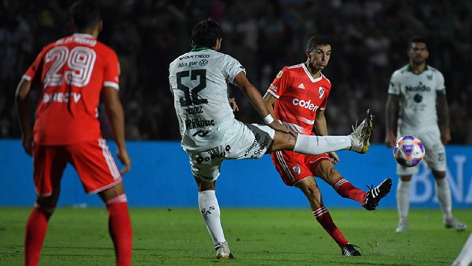 River venció a Sarmiento y llegó a la cima de la Liga Profesional.