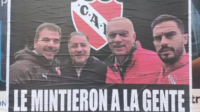 Aparecieron afiches en contra de la dirigencia de Independiente.