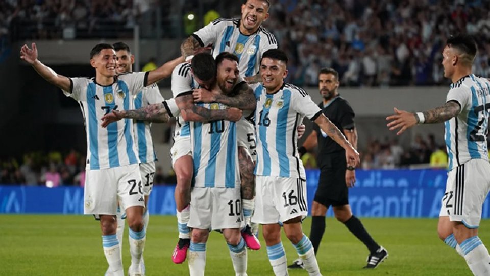 Argentina derrotó a Panamá en un Monumental repleto.