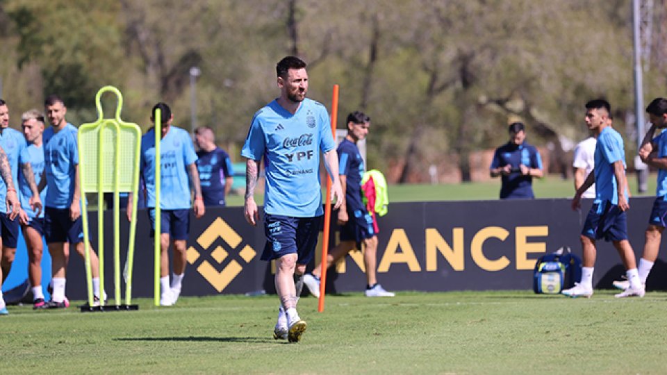 Anuncian que Messi estará presente en el amistoso de Argentina contra Australia.