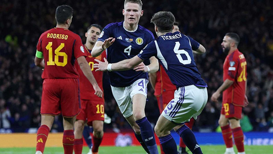 Scott McTominay marcó los dos tantos de Escocia versus España.