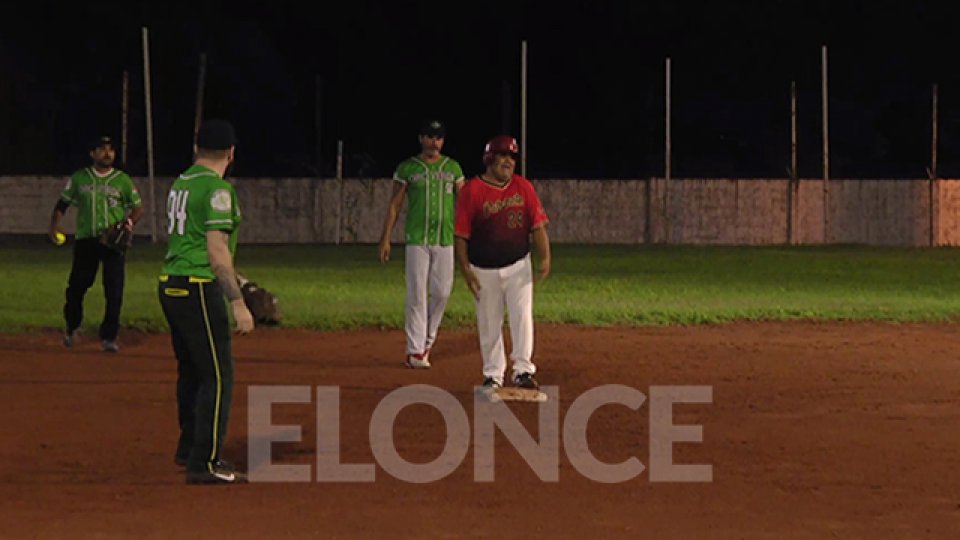 Se juega en Torneo de Softbol Lento por el 50º aniversario en Don Bosco.