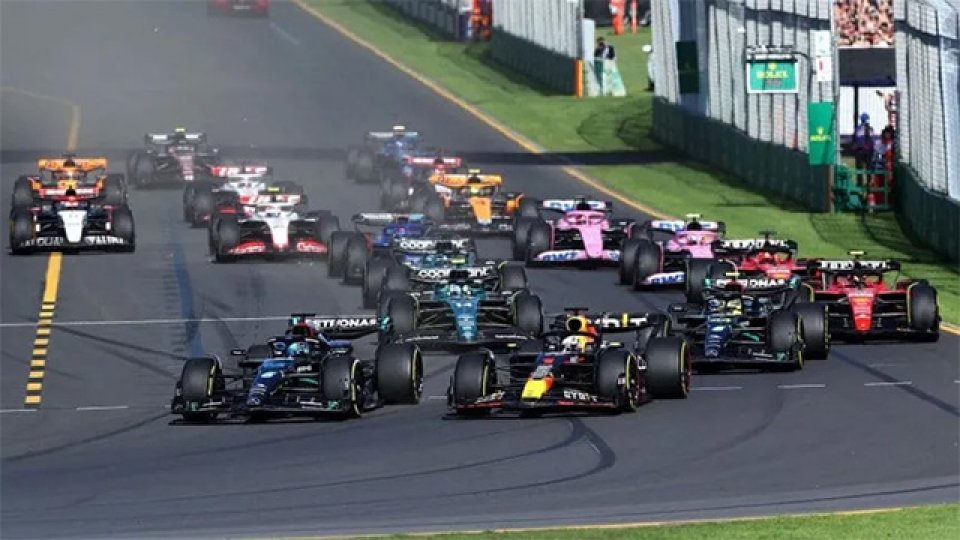 Verstappen se impuso en Australia con un final caótico.