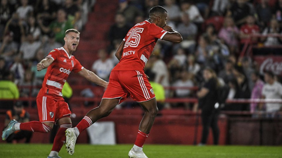 River goleó 3-0 a Huracán y se afirma en el liderazgo de la Liga.
