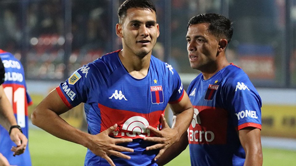Armoa marcó el gol de la victoria para Tigre ante Sarmiento.