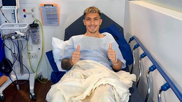 Lisandro Martínez publicó una foto tras su exitosa operación del pie.