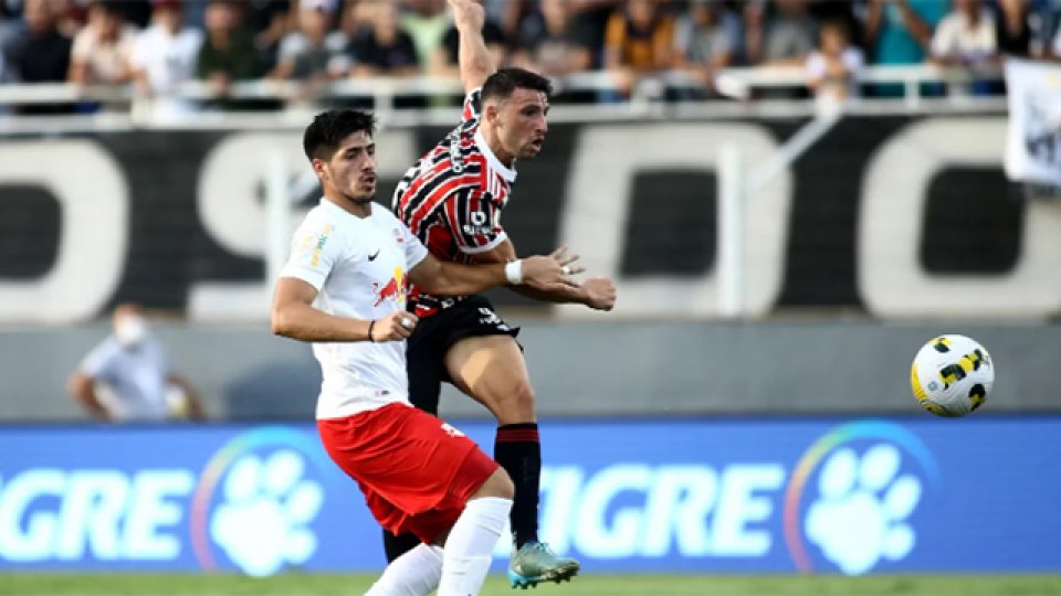 Investigan a un jugador argentino por una denuncia de sobornos en Brasil. Investigan a un jugador argentino por una denuncia de sobornos en Brasil.
