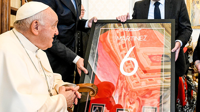 Lisandro Martínez le regaló una camiseta autografiada al papa Francisco.