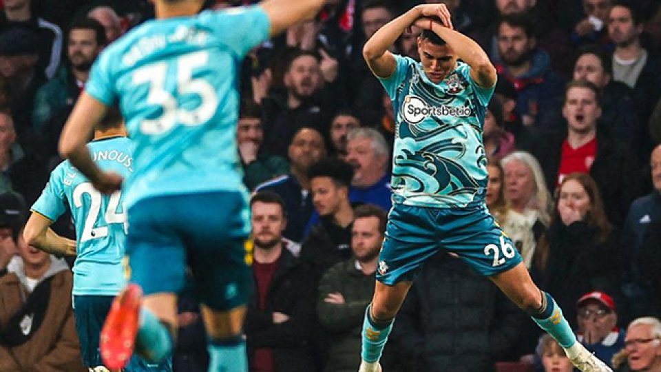 Alcaraz marcó un gol al minuto ante Arsenal, y festejó a lo Cristiano Ronaldo.
