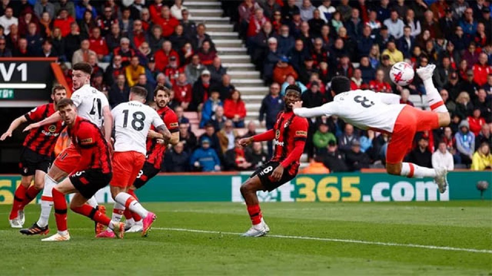 El golazo a lo escorpión en un español en la Premier League.