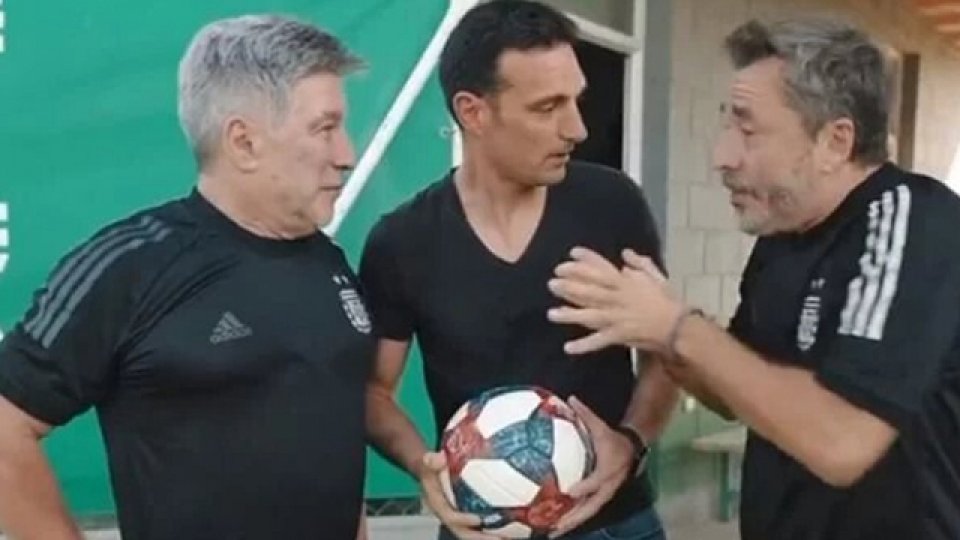 La divertida actuación de Scaloni para promocionar un partido.