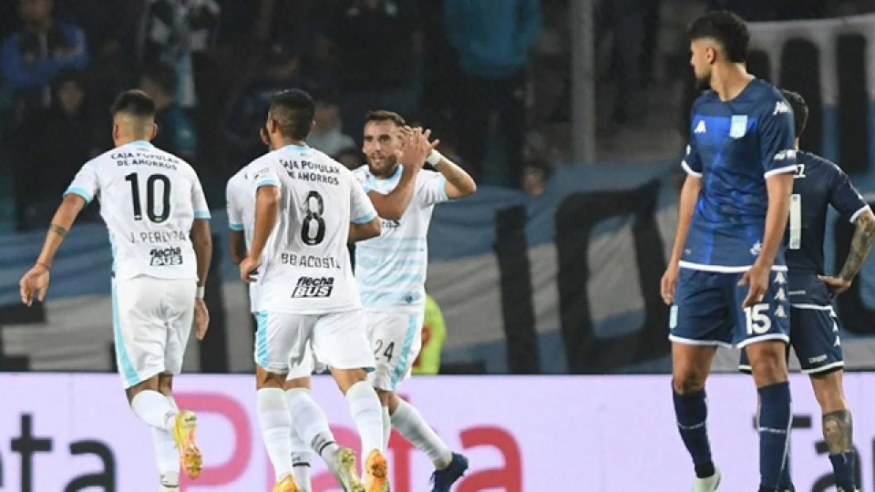 Atlético Tucumán le dio un duro golpe a Racing en el Cilindro.