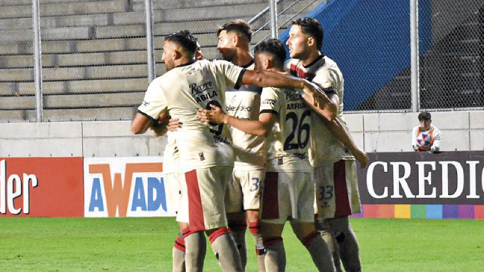 Colón superó sin problemas a Colegiales en Copa Argentina.