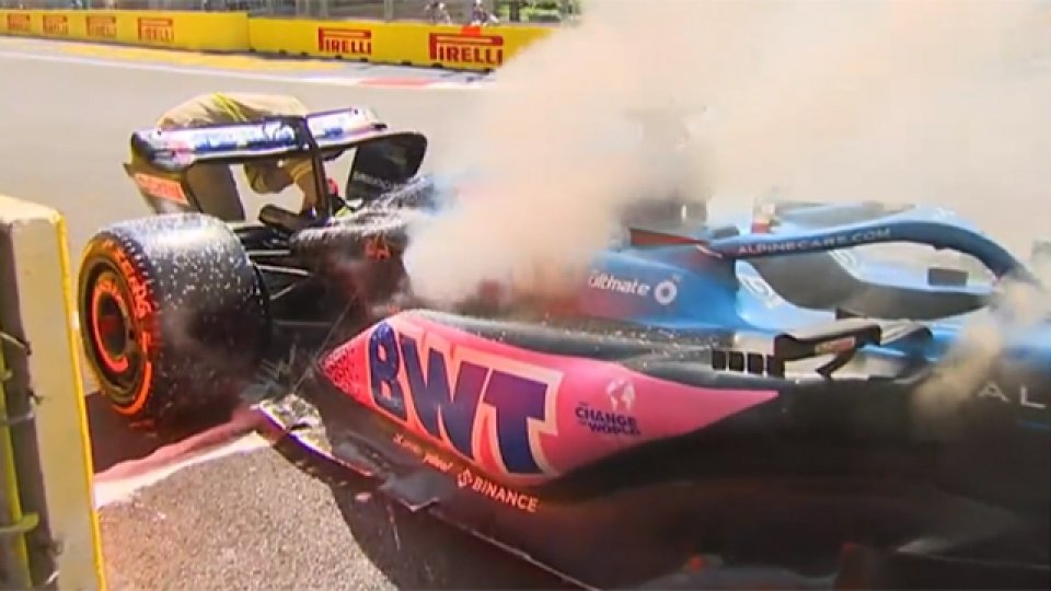 Se prendió fuego el motor de un auto de la Fórmula 1 en Azerbaiyán.