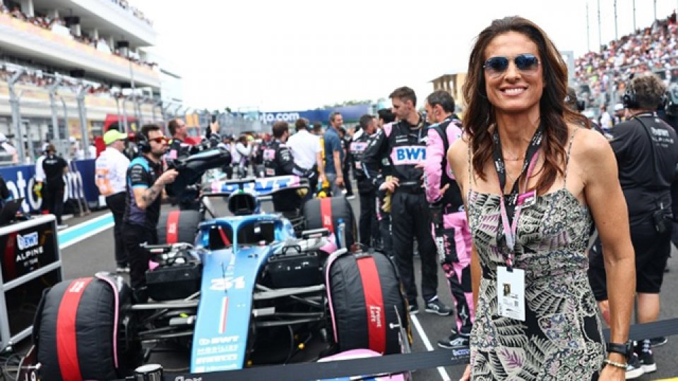 Gabriela Sabatini posó con el F1 del equipo Alpine.