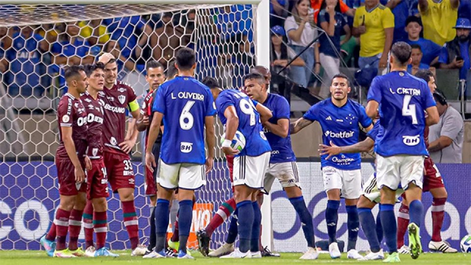 La insólita pelea entre dos jugadores en Brasil para patear un penal. La insólita pelea entre dos jugadores en Brasil para patear un penal.