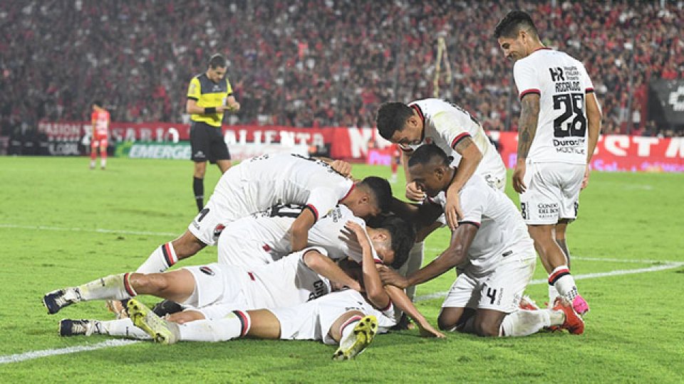 Newell's derrotó a Arsenal en el Estadio Coloso Marcelo Bielsa.