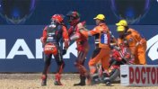 Video: dos pilotos de Moto GP se pelearon en medio de la carrera