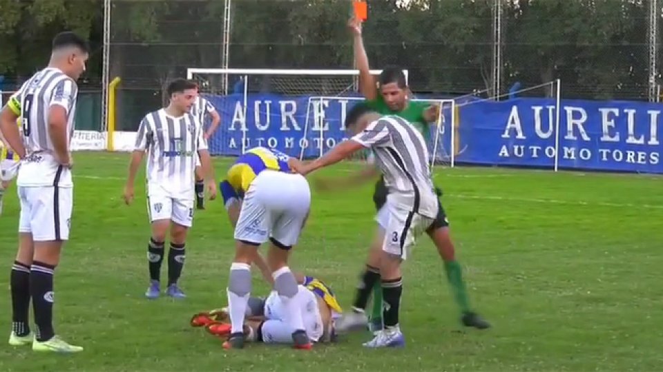 Un futbolista le dio una patada a un rival que estaba en el piso.