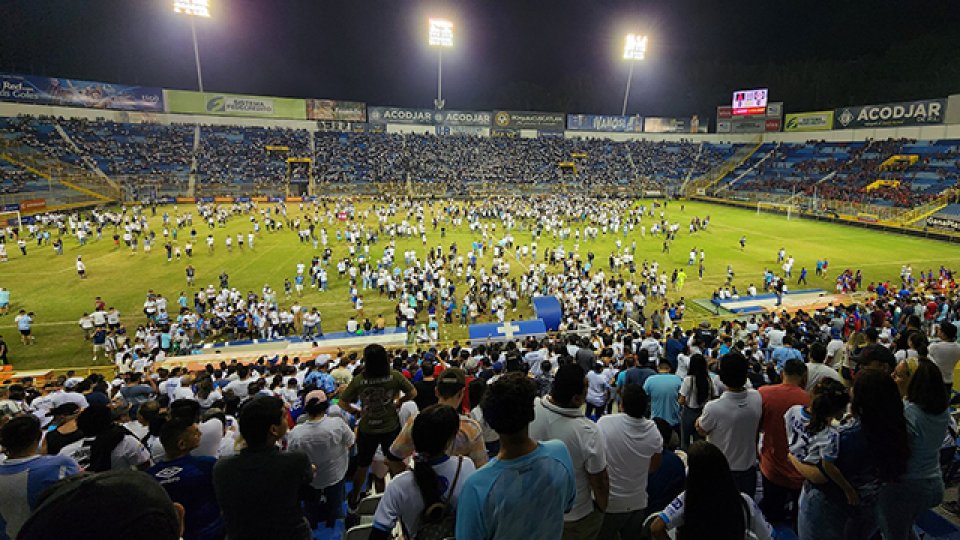 Tragedia en un partido en El Salvador tras una estampida en un estadio.