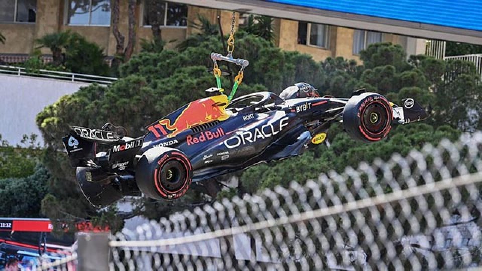 Verstappen logró la pole sobre el final y hubo choques en Monaco.