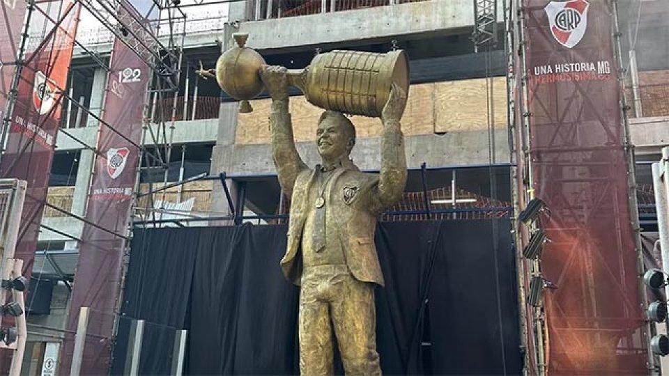 River inauguró la estatua de Marcelo Gallardo.