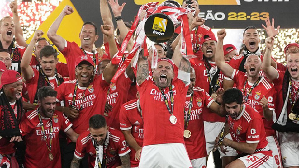 El susto de Nicolás Otamendi durante la consagración de Benfica.