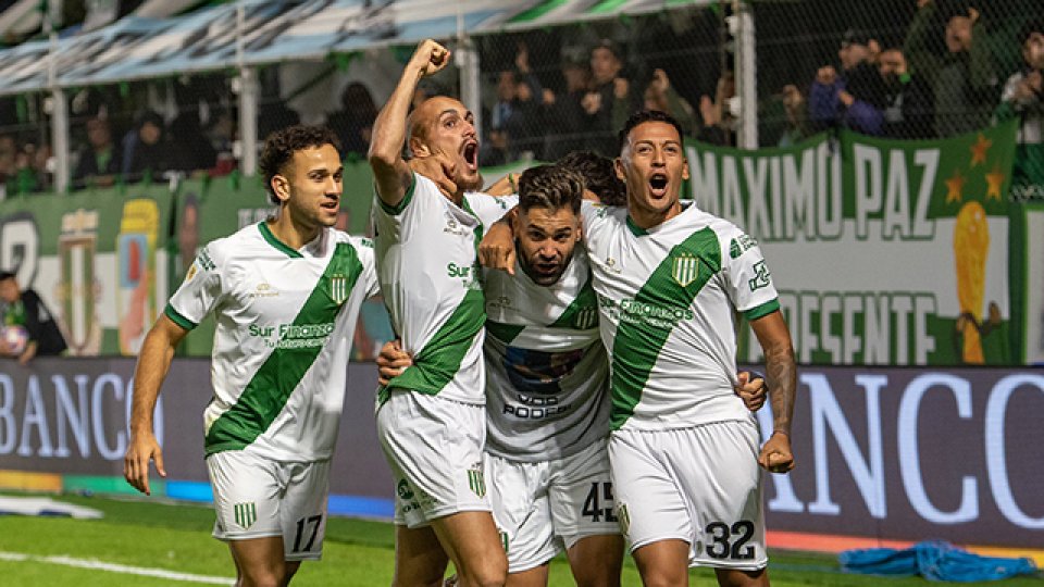 Banfield fue más que Central y salió de la mala racha.