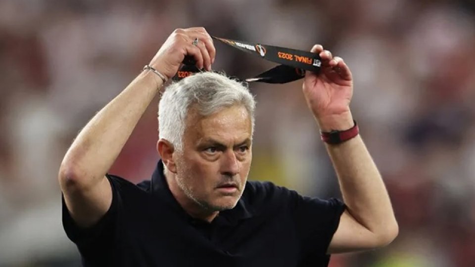 Mourinho se sacó la medalla de segundo lugar y se la dio a un hincha.