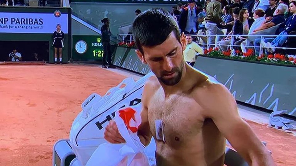 Djokovic explicó la función del misterioso chip con el que jugó en el pecho.