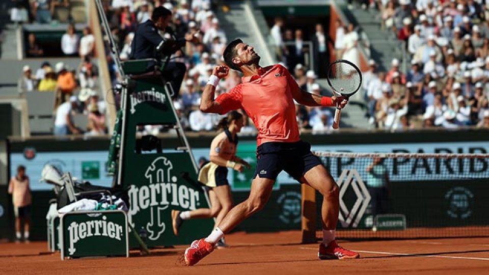 Djokovic sigue firme en Roland Garros y superó un récord de Nadal.